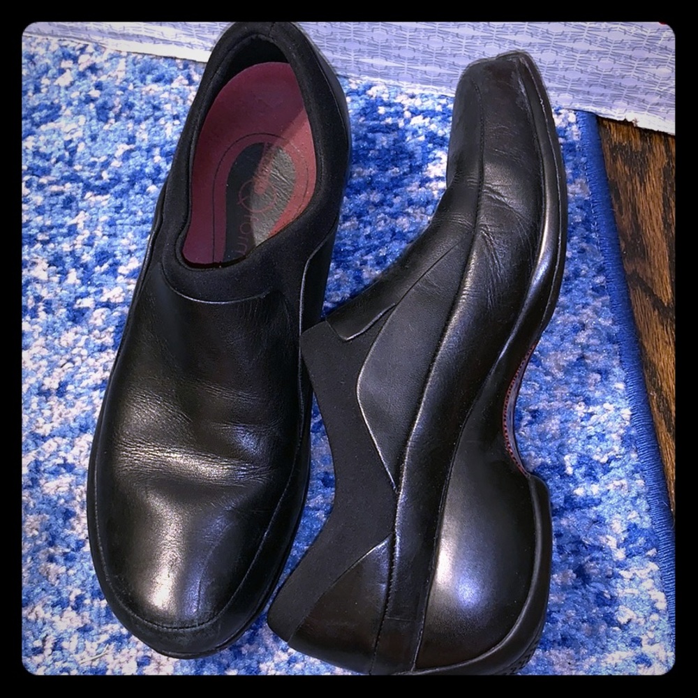 MERRELL LEATHER PULL-ONS PERFECT FOR NURSES!